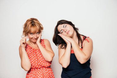 İki kız uyku jesti yapıyor.