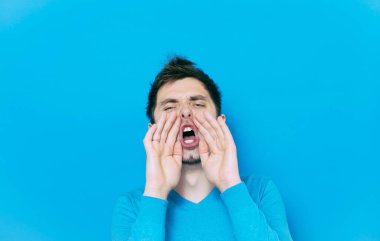 Stüdyoda poz veren adam