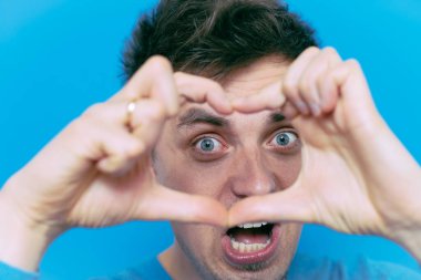 Adam kalp çerçevesi yapıyor.