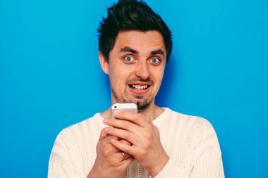 Akıllı telefonu olan bir adam.