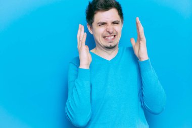 Stüdyoda poz veren adam