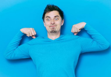 Adam ona kaslarını gösteriyor.