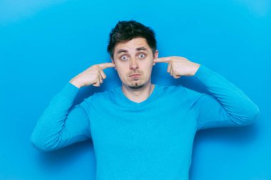 Stüdyoda poz veren adam