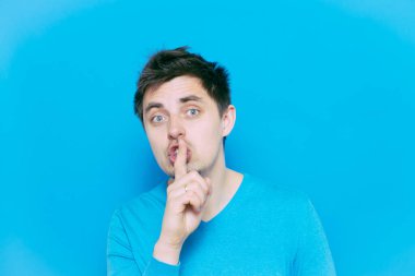 Adam parmağını onun dudaklarına koydu.