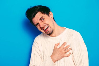 Kalp krizi geçiren bir adam.