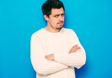 Kollarını kavuşturmuş bir adamın portresi.