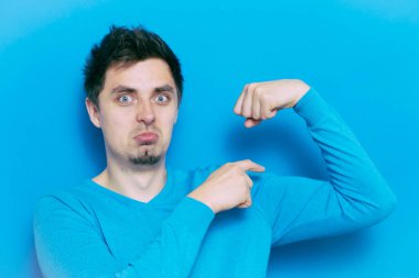 Adam ona kaslarını gösteriyor.