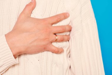 Kalp krizi geçiren bir adam.