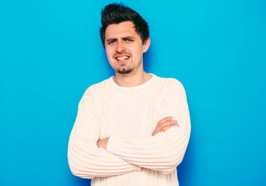 Kollarını kavuşturmuş bir adamın portresi.