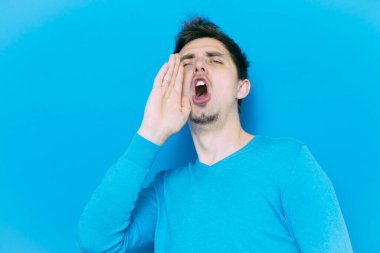 Stüdyoda poz veren adam