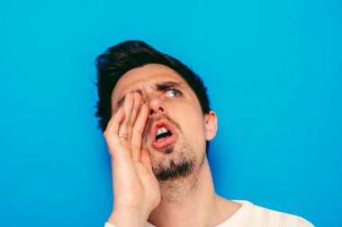 Stüdyoda poz veren adam