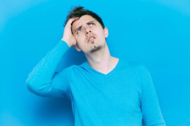 Stüdyoda poz veren adam