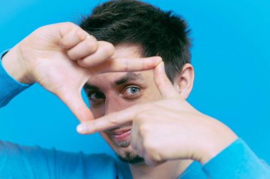 Stüdyoda poz veren adam