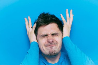 Stüdyoda poz veren adam