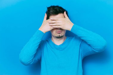 Erkekler gözlerini onun elleriyle kapatır.