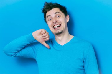 Adam baş parmak hareketi gösteriyor.