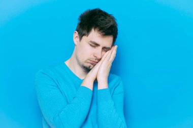 Stüdyoda poz veren adam