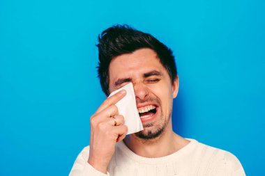 Stüdyoda poz veren adam