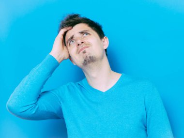 Stüdyoda poz veren adam