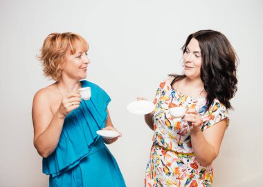 İki kız kahve stüdyosu içiyor.