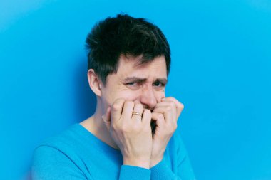 Adam tırnaklarını yiyor.