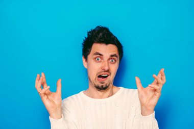 Adam korkudan korkuyor.