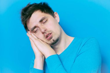 Stüdyoda poz veren adam