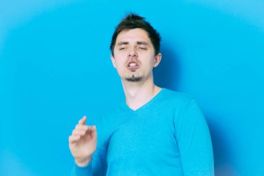 Stüdyoda poz veren adam