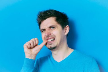 Adam tırnaklarını yiyor.