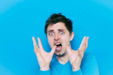 Adam korkudan korkuyor.