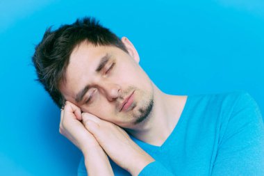 Stüdyoda poz veren adam