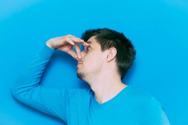 Leş gibi kokuyor. Adamın burnunu kapatır.