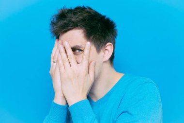 Parmaklarından İzle.