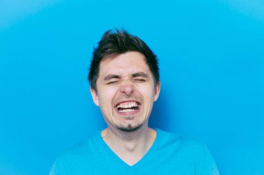 Stüdyoda poz veren adam