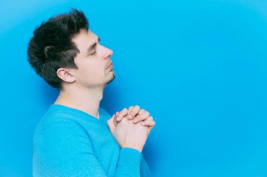 Stüdyoda poz veren adam