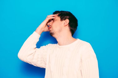 Stüdyoda poz veren adam