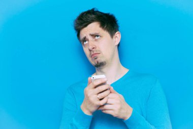 Akıllı telefonu olan bir adam.