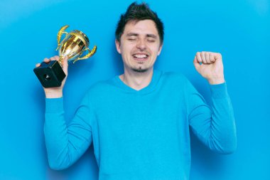 Altın kadehli bir adam