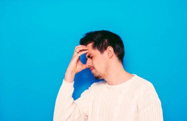 Stüdyo geçmişine karşı erkekler baş ağrısı 