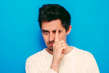 İşaret parmağıyla işaret ediyor.