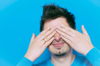 Erkekler gözlerini onun elleriyle kapatır.