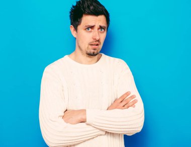 Kollarını kavuşturmuş bir adamın portresi.