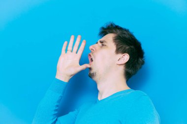 Birilerini ara. Stüdyo geçmişine karşı adam 