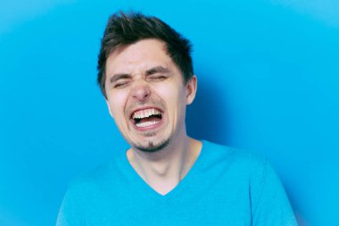 Adam stüdyo geçmişine gülüyor. 