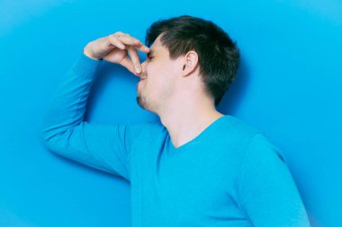 Leş gibi kokuyor. Adamın burnunu kapatır.