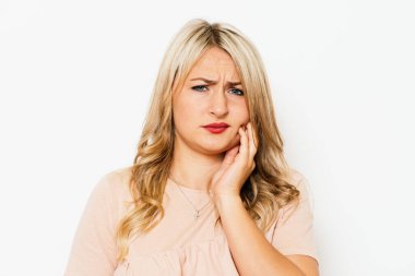 Diş ağrısı çeken kadın stüdyo geçmişine karşı