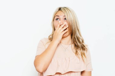 Esniyor. Stüdyo geçmişine karşı kadın