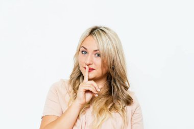 Kadın parmağını dudaklarına koydu.