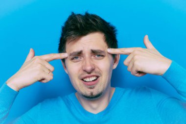 Parmağıyla şakağına dokunan öfkeli bir adamın yakın plan portresi. Delirdin mi sen??