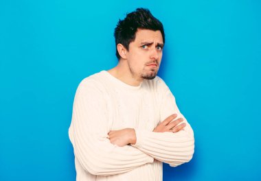 Kollarını kavuşturmuş bir adamın portresi.